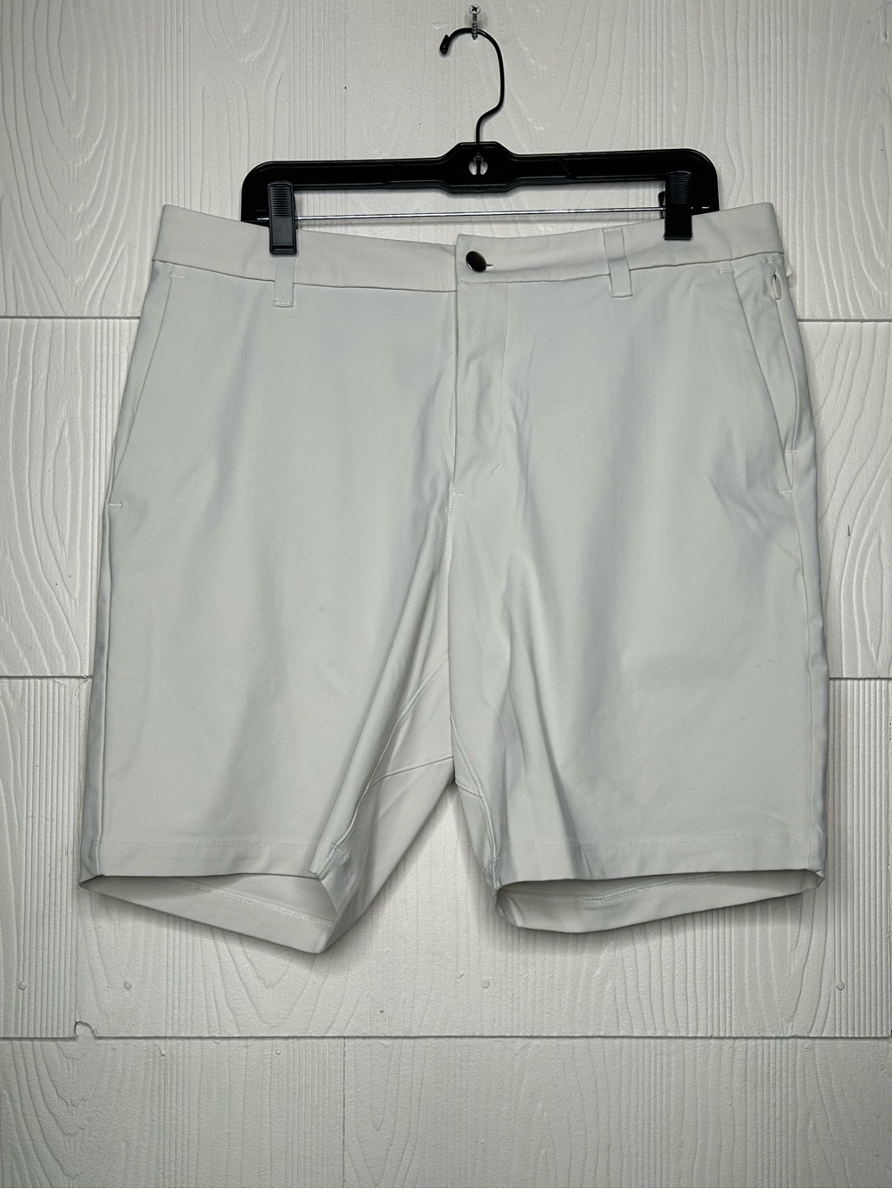 lululemon athletica Men's White Flat-Front Golf Shorts